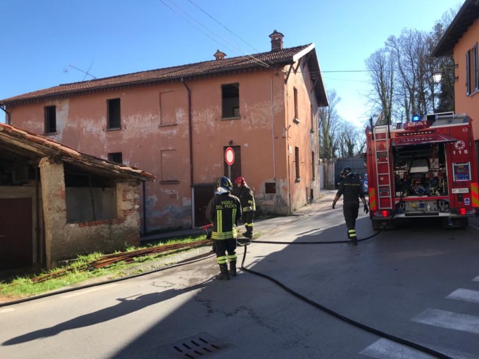 Cascina a fuoco in centro Sabbione