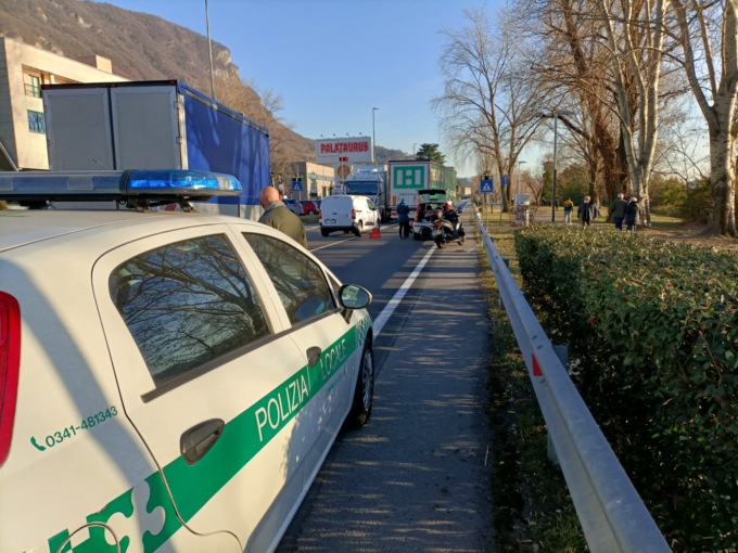 Tamponamento a catena davanti al Palataurus, paura per un motociclista