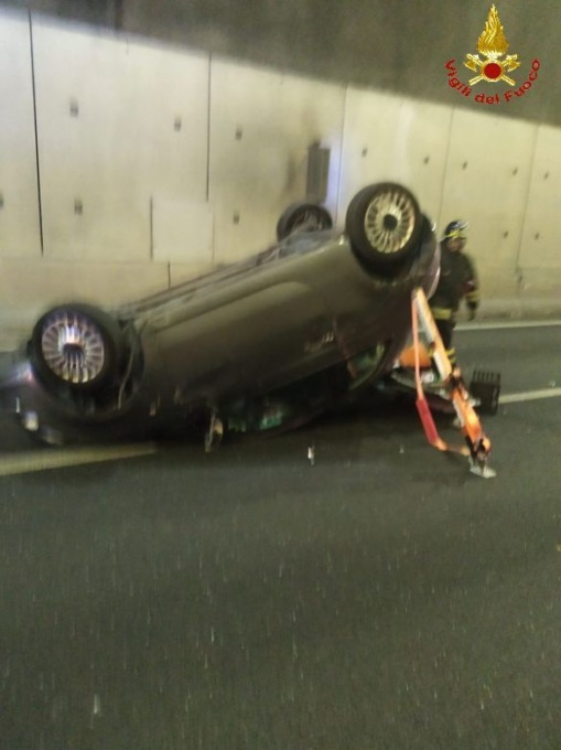 Auto ribaltata in Superstrada: due feriti