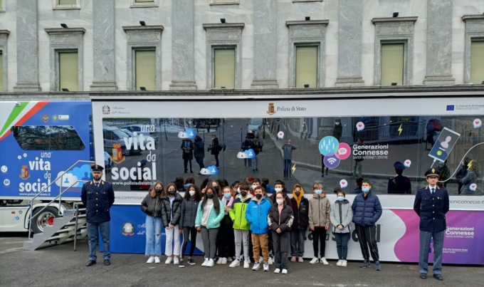 Lotta al cyberbullismo e ai pericolo del web: Polizia in piazza a Lecco