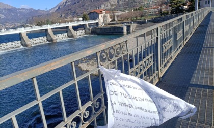 Messaggio d'amore (con richiesta di perdono) sventola sul ponte