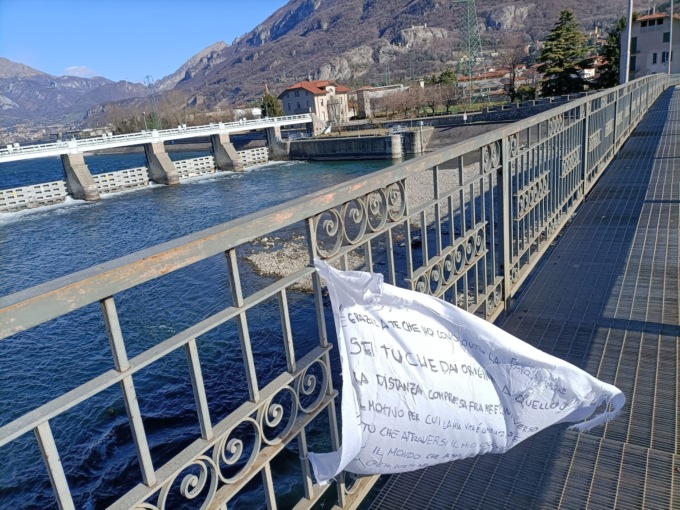Messaggio d’amore (con richiesta di perdono) sventola sul ponte
