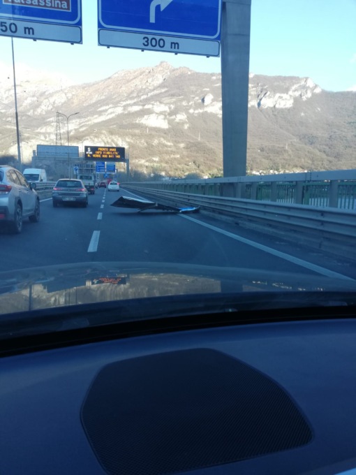 Raffiche di vento abbattono cartello sul ponte Manzoni