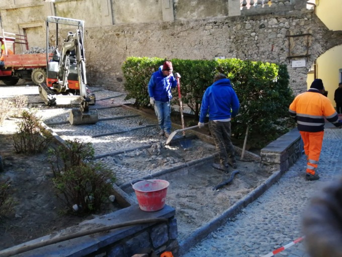 Lavori per rifare la pavimentazione della piazza
