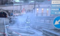 Auto in fiamme sulla Statale 36: traffico in tilt