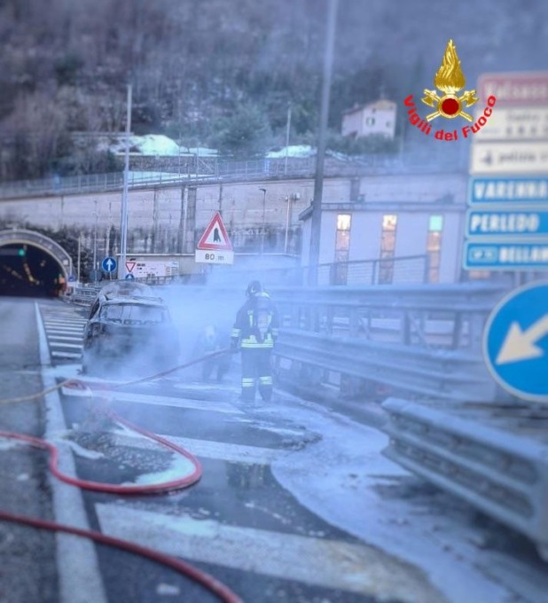 Auto in fiamme sulla Statale 36: traffico in tilt