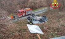 Auto finisce nella scarpata e si ribalta