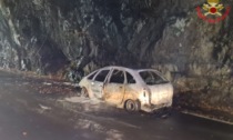 Macchina divorata dalle fiamme: l'incendio si estende al bosco