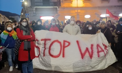 "Stop war" in centinaia al presidio contro la guerra in Ucraina