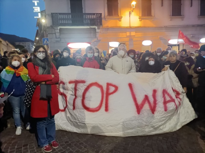 “Stop war” in centinaia al presidio contro la guerra in Ucraina