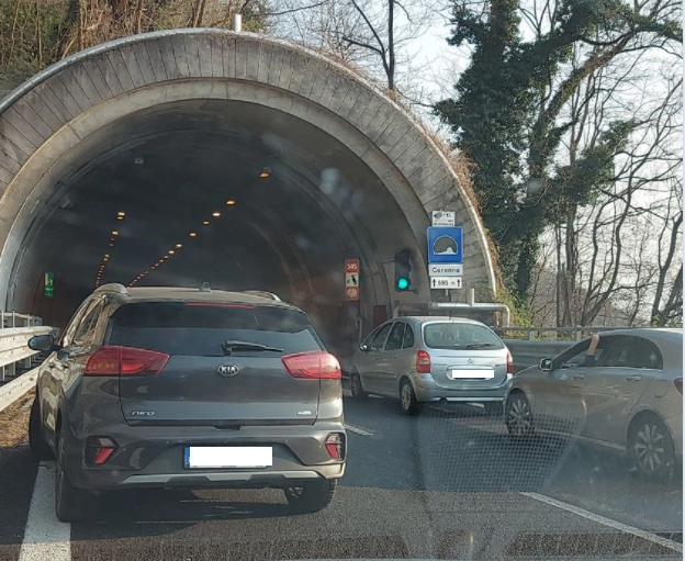 Schianto in galleria in super.  In volo l’elisoccorso