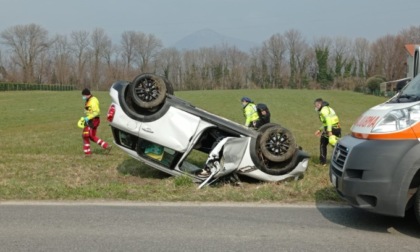 Esce di strada e si ribalta: automobilista estratta dalle lamiere