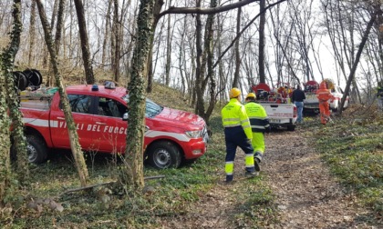Ancora un incendio bosco: in azione anche l'elicottero