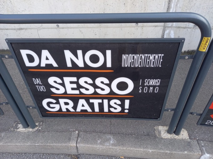Geniali o sessisti? Scoppia la polemica sugli slogan pubblicitari