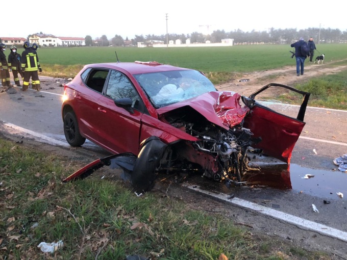 Terrificante frontale: muore una 54enne