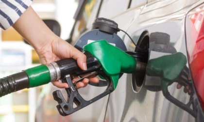 Benzina, nonostante il taglio delle accise prezzi ancora in crescita. Dove conviene far rifornimento a Lecco