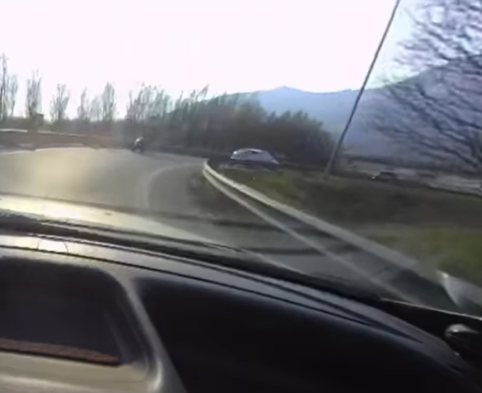 Il video del motorino in contromano sulla rampa della Statale 36