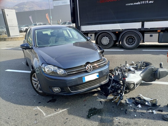 Schianto auto moto sulla Provinciale