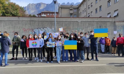 Alla "Stoppani" di Lecco un coro per la Pace