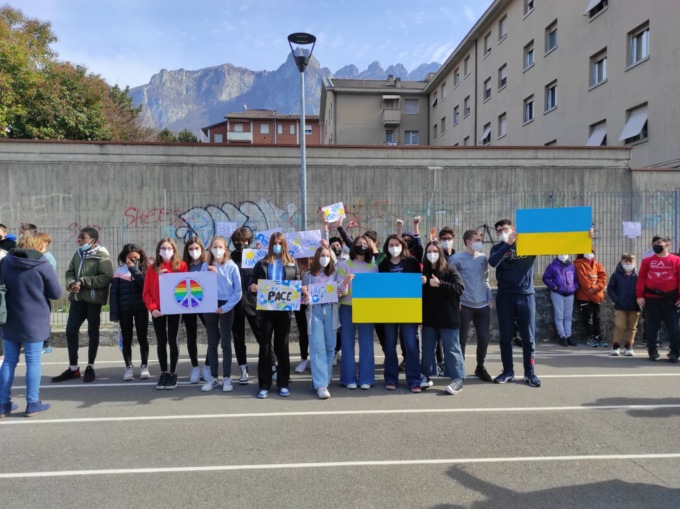 Alla “Stoppani” di Lecco un coro per la Pace