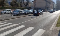 Investita davanti alle scuole: trasportata in ospedale in codice rosso