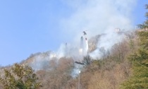 Si è riacceso l'incendio a Somasca: elicottero in azione per spegnere le fiamme