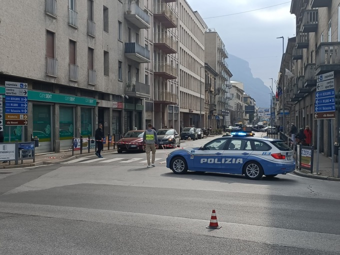 Schianto in corso Martiri: coinvolte quattro auto, strada bloccata al transito
