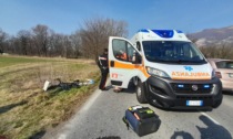 Ciclista si schianta contro un'auto: in ospedale in codice rosso