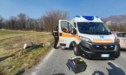 Ciclista si schianta contro un'auto: in ospedale in codice rosso