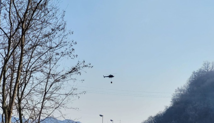 Ancora un incendio bosco: elicottero in azione