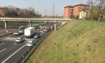 Traffico in tilt in Tangenziale Est: 23enne precipita dal ponte pedonale