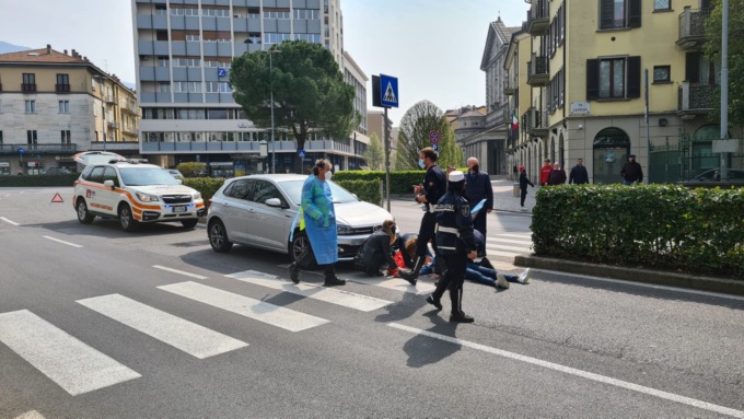 donna investita mentre attraversa sulle strisce pedonali