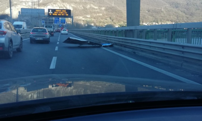 Delirio traffico per il cartello volato sul ponte Manzoni: stasera  Statale 36 chiusa per risistemarlo