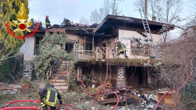 Casale in fiamme a Olginate, attivati i Vigili del fuoco