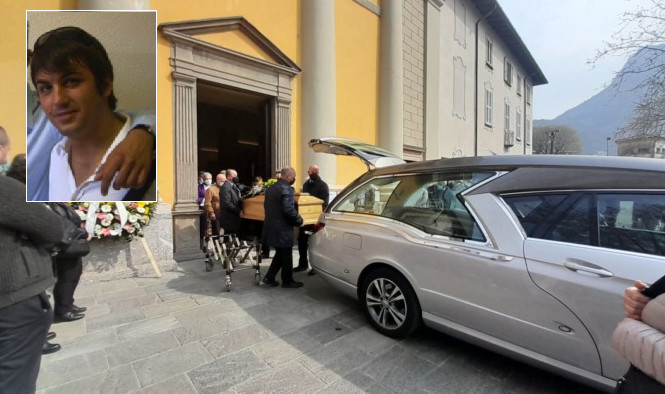 Lacrime ai funerali del 39enne Paolo Onnis: “Ringraziamo Dio per avercelo donato”