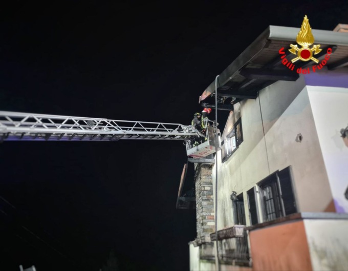 Incendio tetto: tre squadre dei Vigili del fuoco salvano la casa