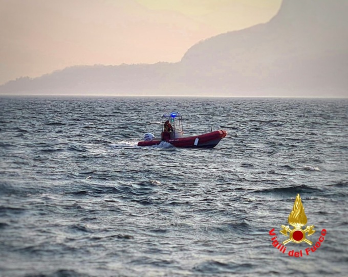 Surfista disperso in acqua, salvato da un’imbarcazione di passaggio
