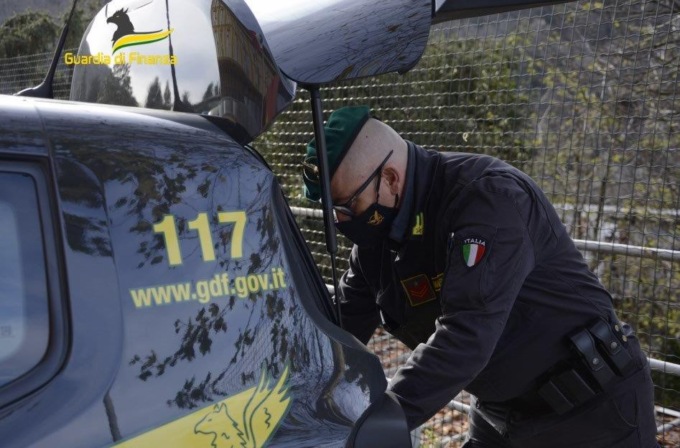Caro benzina: prezzi ribassati solo sui tabelloni, sanzionati 5 distributori