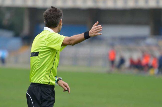 Palle di fango in faccia all’arbitro: calciatore squalificato fino a maggio