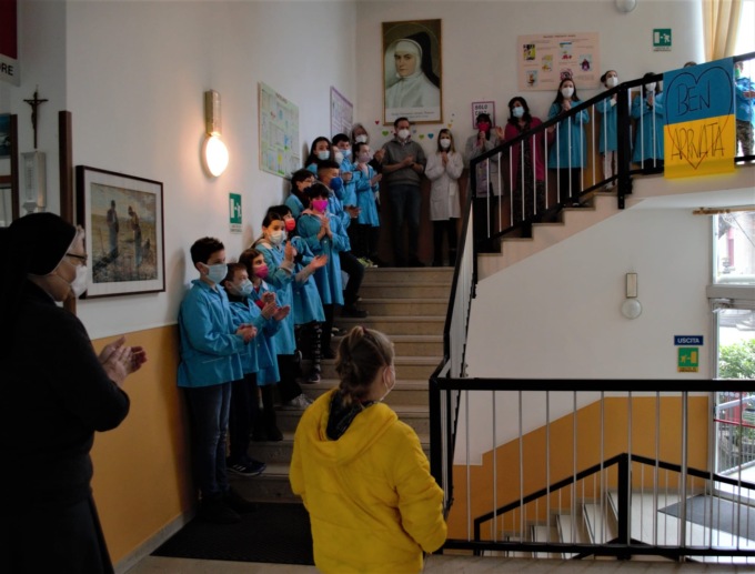 Il primo giorno di scuola di Diana, accolta dal caloroso abbraccio dei nuovi compagni
