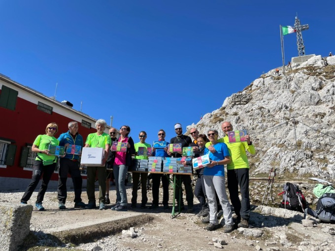Volontari dei Beck e della Società Escursionisti Lecchesi portano i biscotti Telethon al rifugio Azzoni