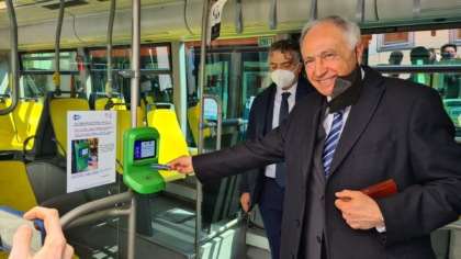 Lecco:  oggi sui bus si paga la corsa con carta di credito contactless