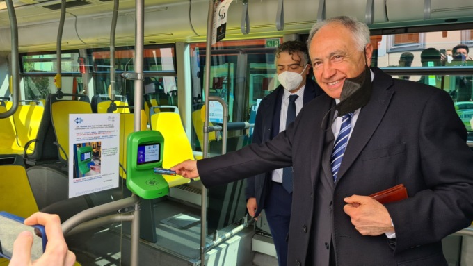 Lecco:  oggi sui bus si paga la corsa con carta di credito contactless