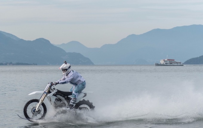 All’asta la moto che vola sull’acqua