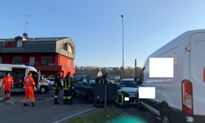 Maxi carambola, le auto finiscono contro lo spartitraffico: mobilitati sanitari, Carabinieri e Vigili del fuoco