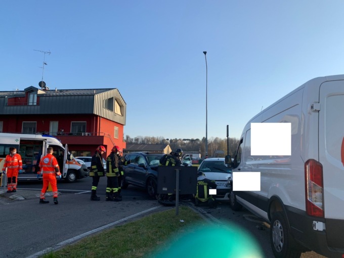 Maxi carambola, le auto finiscono contro lo spartitraffico: mobilitati sanitari, Carabinieri e Vigili del fuoco