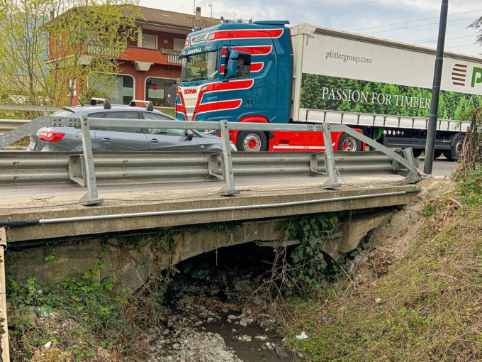 Criticità strutturali del ponte sul Carpine: mezzi pesanti… a passo d’uomo