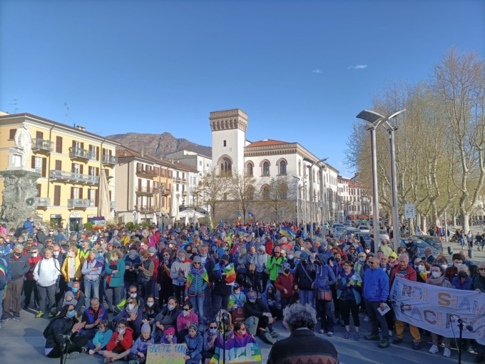 Approdo finale in piazza Cermenati: “Chiediamo che si fermi subito la carneficina e la distruzione”