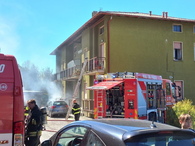 Avvolta nel fumo una palazzina a Monticello: evacuate 10 persone