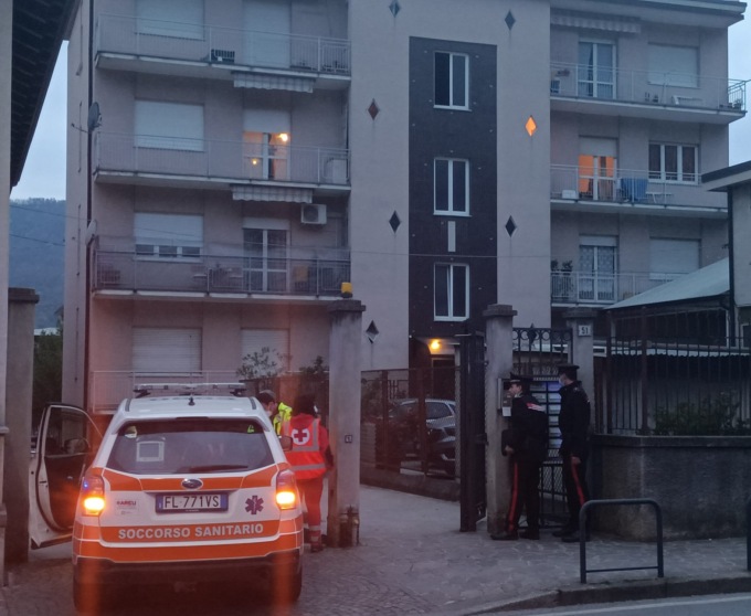 Donna armata sulle scale del condominio: serata di terrore